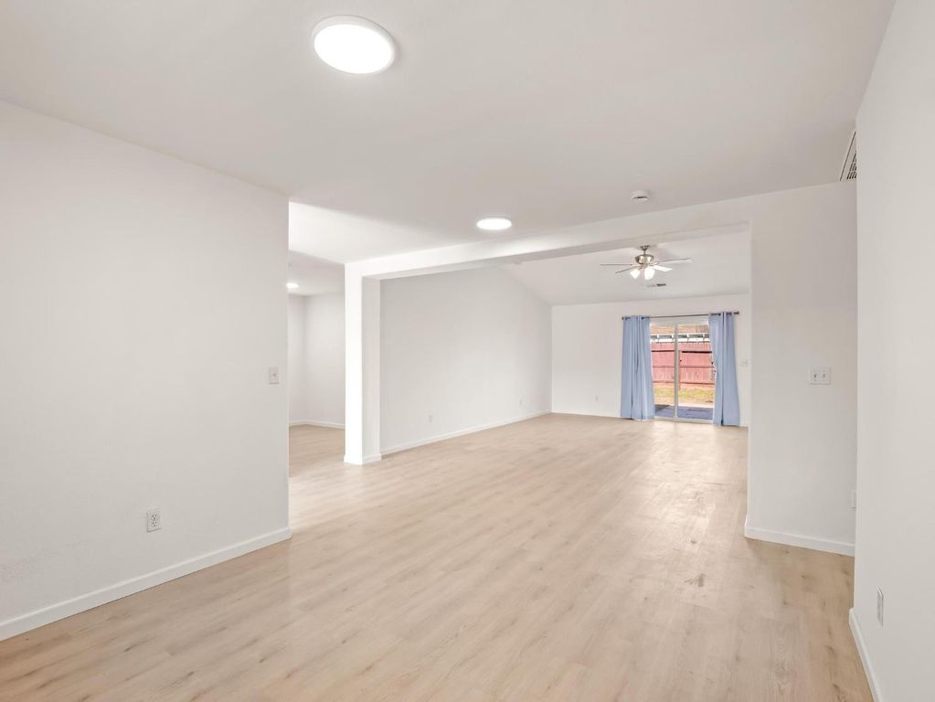Image 15 of property listing at 4068 W Weldon Avenue, Fresno, CA 93722