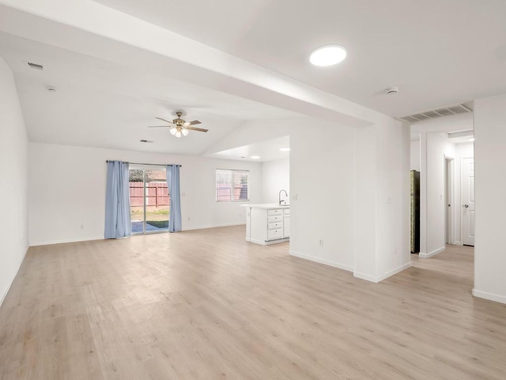 Image 2 of property listing at 4068 W Weldon Avenue, Fresno, CA 93722