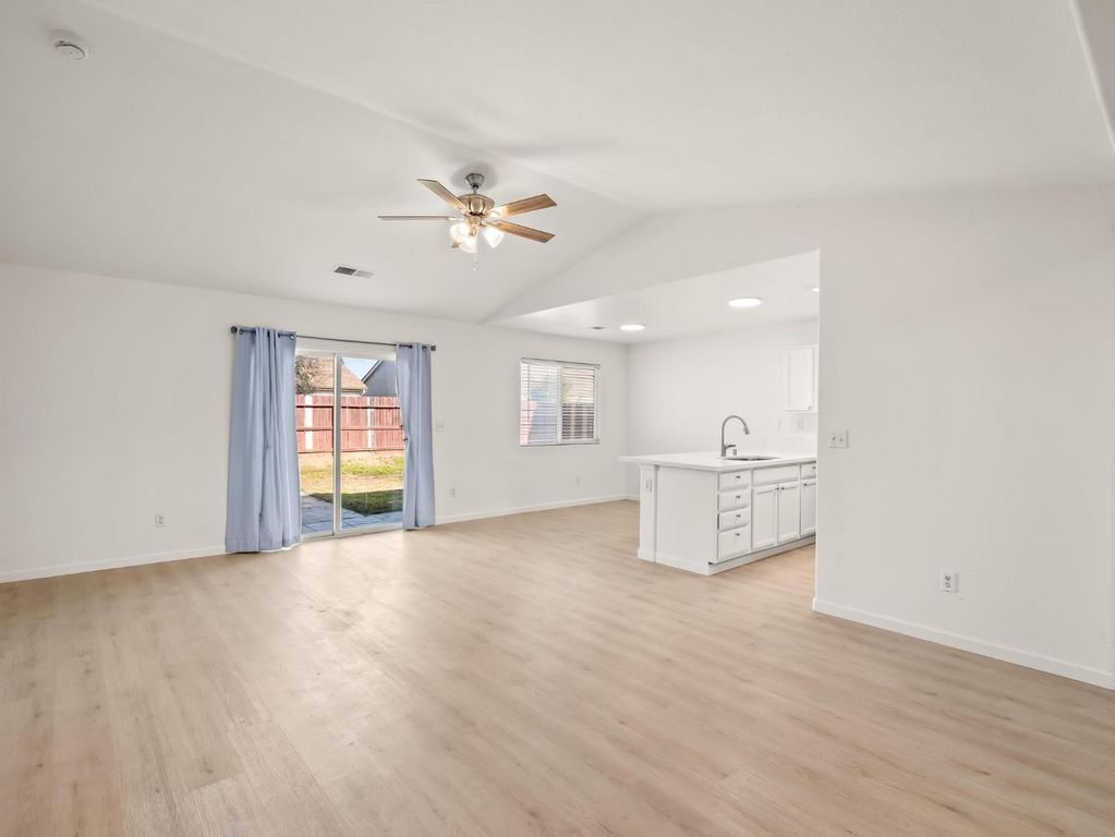 Image 3 of property listing at 4068 W Weldon Avenue, Fresno, CA 93722