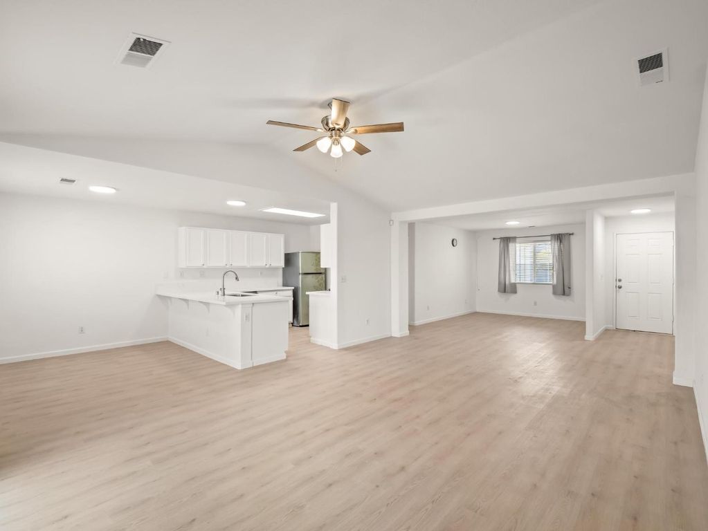 Image 4 of property listing at 4068 W Weldon Avenue, Fresno, CA 93722