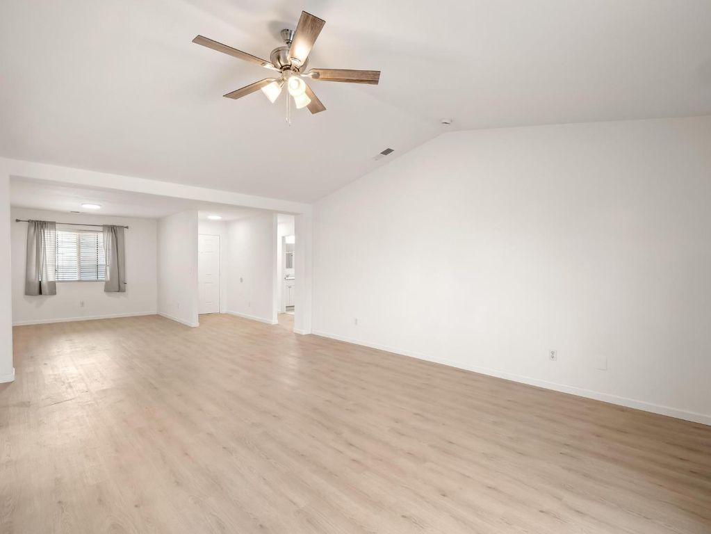 Image 8 of property listing at 4068 W Weldon Avenue, Fresno, CA 93722