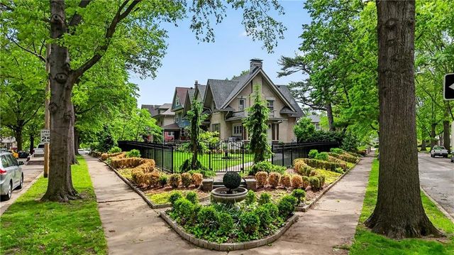 3820 CAMPBELL Street, Kansas City, MO 64109