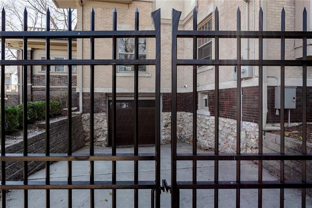 3820 CAMPBELL Street, Kansas City, MO 64109