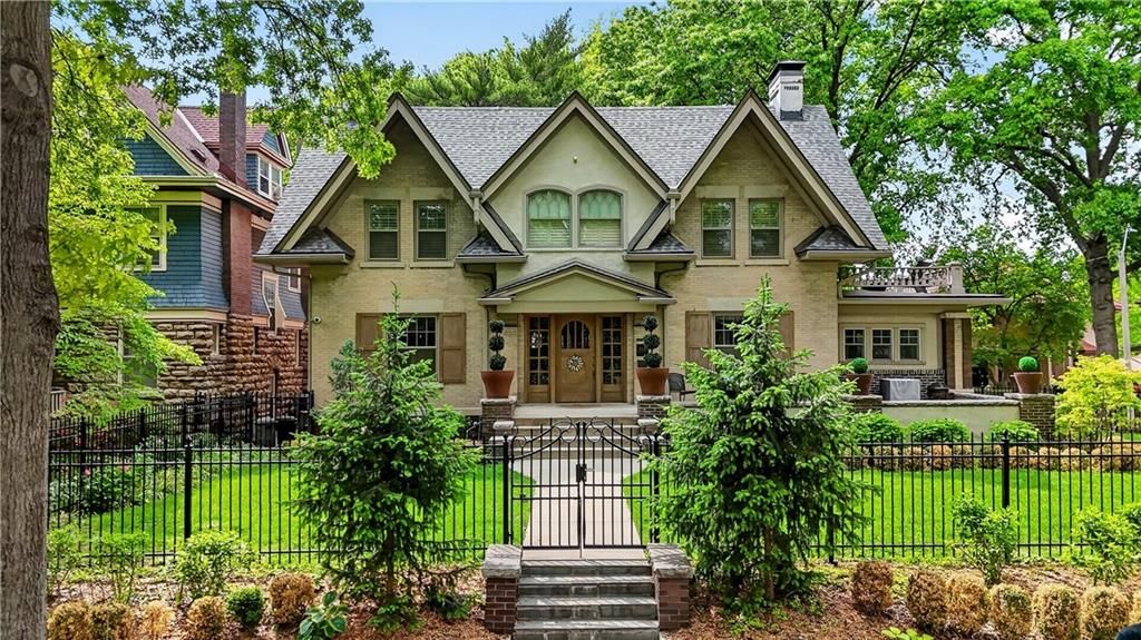 3820 CAMPBELL Street, Kansas City, MO 64109