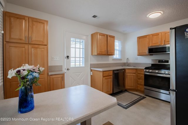 49 Williamsburg Drive, Tinton Falls, NJ 07753