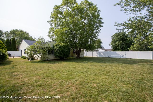 49 Williamsburg Drive, Tinton Falls, NJ 07753