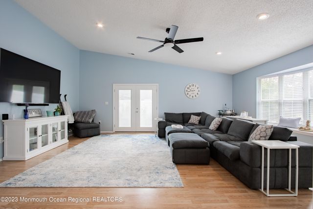 49 Williamsburg Drive, Tinton Falls, NJ 07753