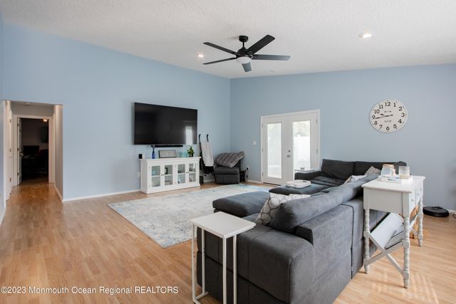49 Williamsburg Drive, Tinton Falls, NJ 07753