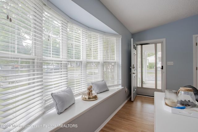 49 Williamsburg Drive, Tinton Falls, NJ 07753