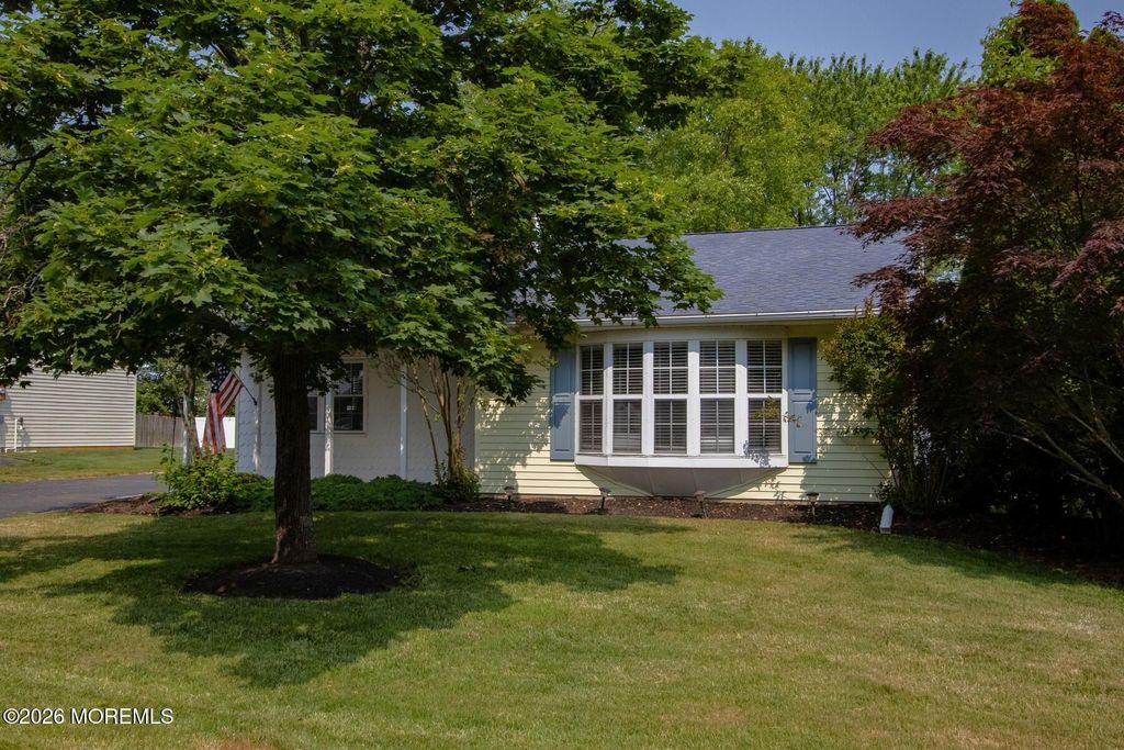 49 Williamsburg Drive, Tinton Falls, NJ 07753
