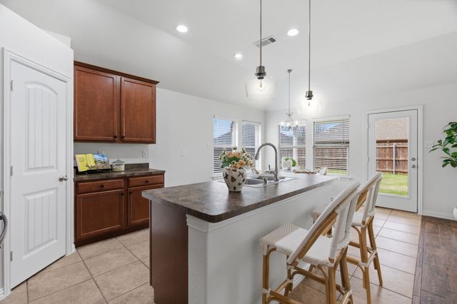 207 Old Spanish Trail, Waxahachie, TX 75167