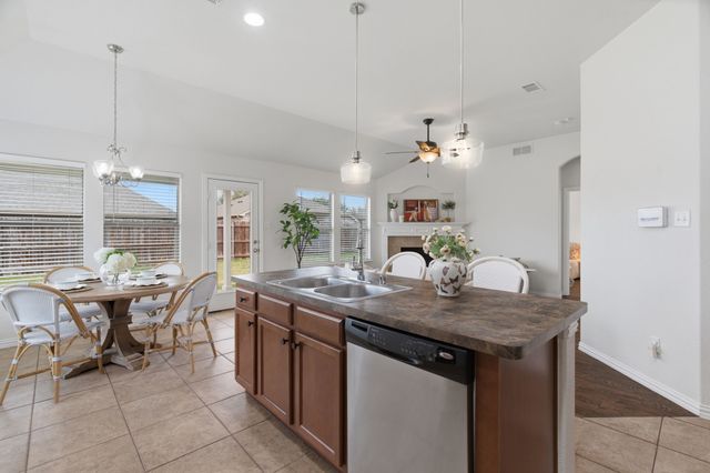 207 Old Spanish Trail, Waxahachie, TX 75167