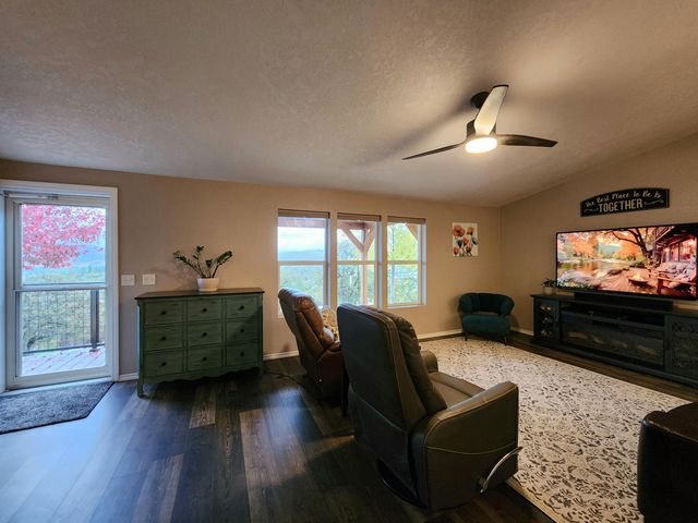 198 Flamingo Drive, Eagle Point, OR 97524