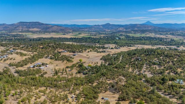 198 Flamingo Drive, Eagle Point, OR 97524