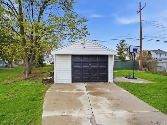 2112 Reo Avenue, Lincoln Park, MI 48146