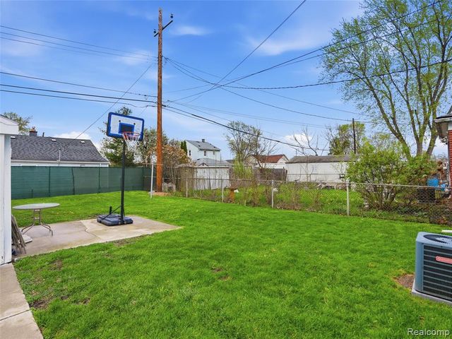 2112 Reo Avenue, Lincoln Park, MI 48146