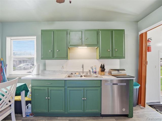 2112 Reo Avenue, Lincoln Park, MI 48146