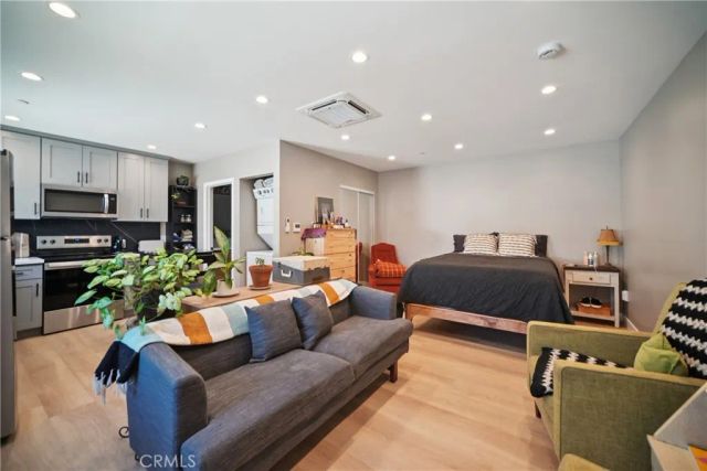 8434 Oakdale Avenue, Winnetka, CA 91306