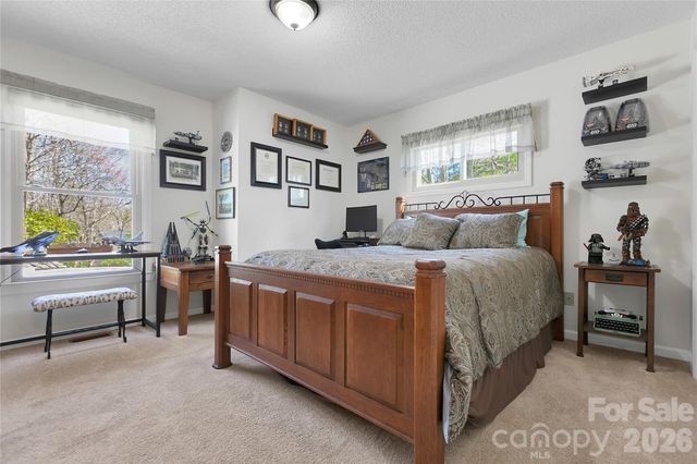 552 Kanasgowa Drive, Brevard, NC 28712