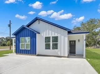 211 S 5th Street B, Conroe, TX 77301