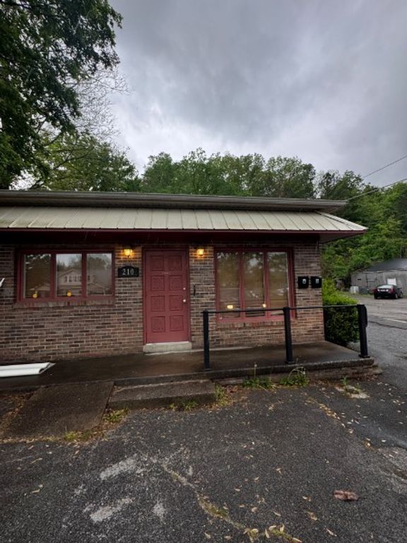 210 E Main St, Waverly, TN 37185