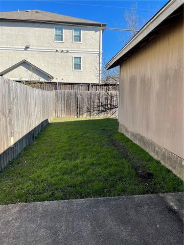 8704 Pineridge DR A, Austin, TX 78729