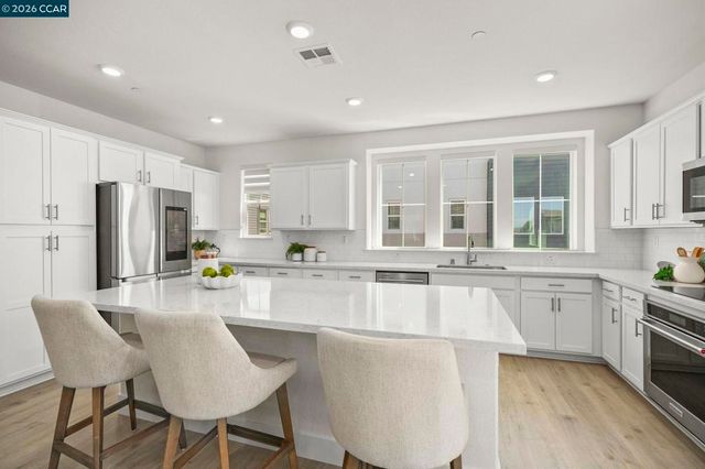 830 Heaven Ct, Hayward, CA 94544