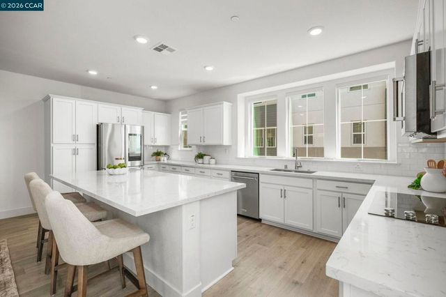 830 Heaven Ct, Hayward, CA 94544