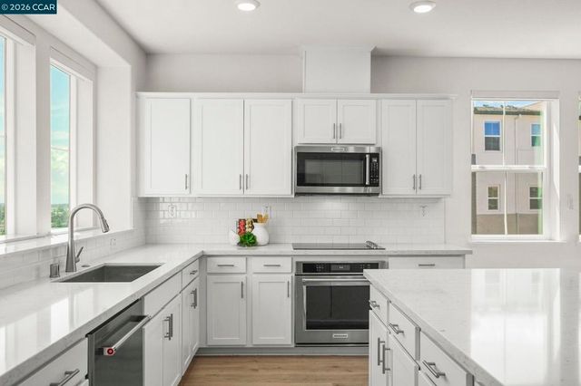 830 Heaven Ct, Hayward, CA 94544