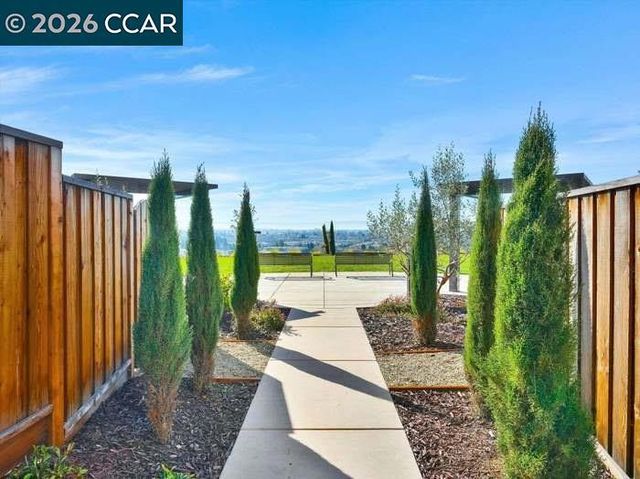 830 Heaven Ct, Hayward, CA 94544