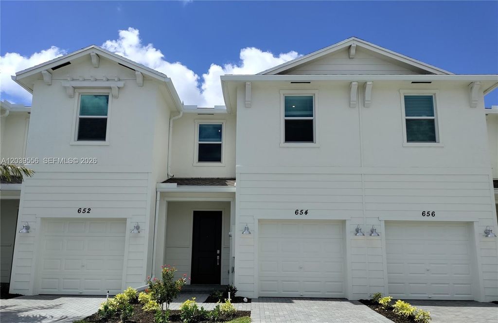 654 SE Lake Falls St 654, Port St. Lucie, FL 34984