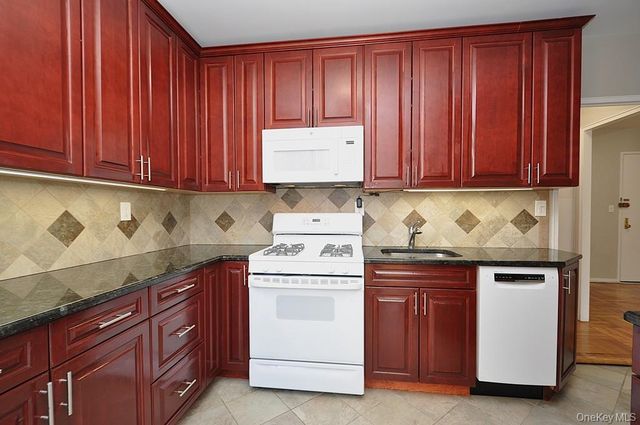 260 Garth Road 4G5, Scarsdale, NY 10583
