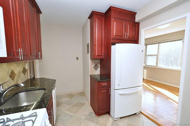 260 Garth Road 4G5, Scarsdale, NY 10583