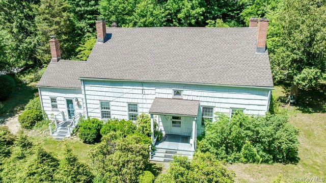 169 W Rogues Path, Huntington, NY 11743