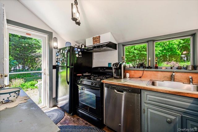 169 W Rogues Path, Huntington, NY 11743