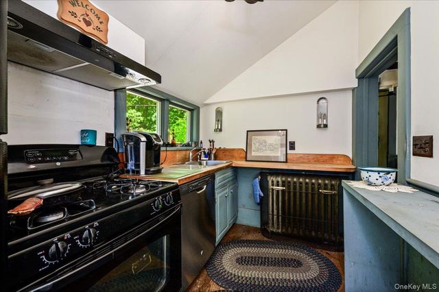 169 W Rogues Path, Huntington, NY 11743