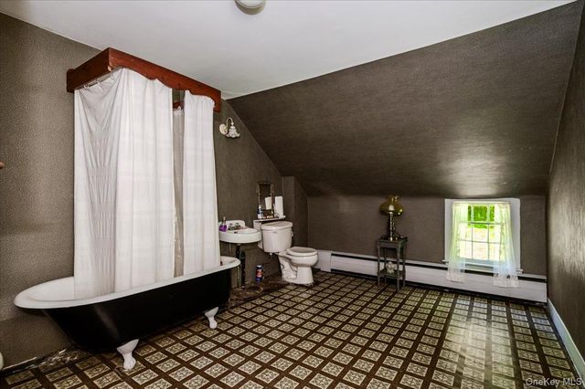 169 W Rogues Path, Huntington, NY 11743