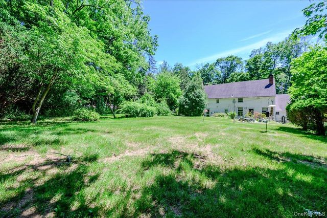 169 W Rogues Path, Huntington, NY 11743