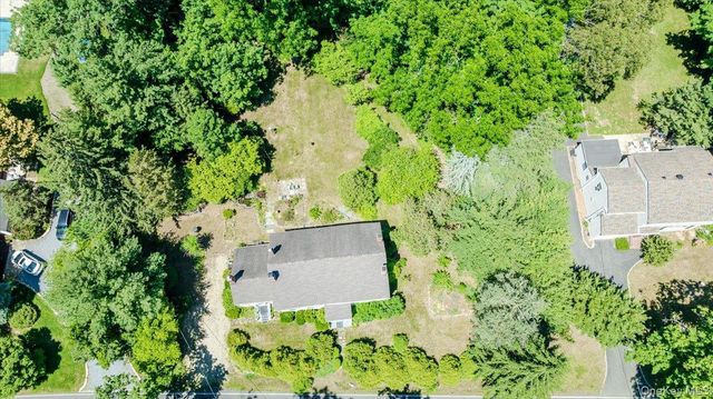 169 W Rogues Path, Huntington, NY 11743