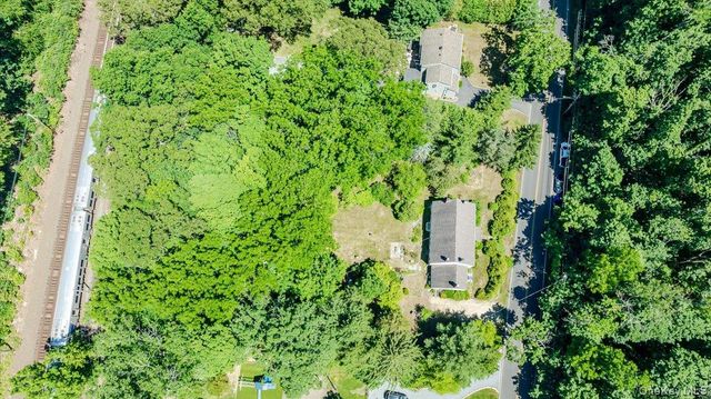 169 W Rogues Path, Huntington, NY 11743