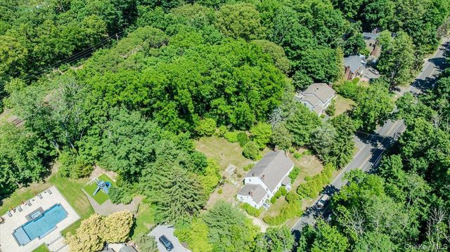 169 W Rogues Path, Huntington, NY 11743