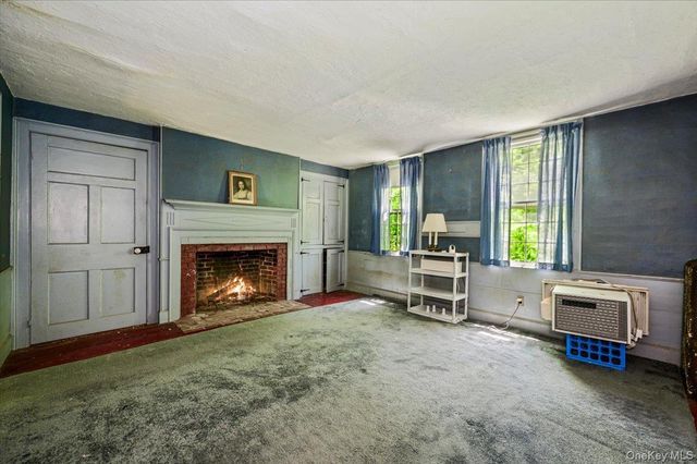 169 W Rogues Path, Huntington, NY 11743