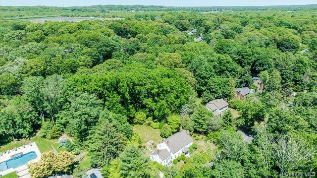 169 W Rogues Path, Huntington, NY 11743