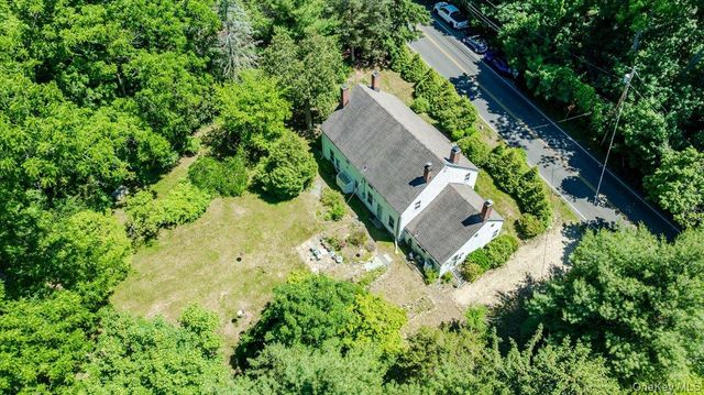 169 W Rogues Path, Huntington, NY 11743