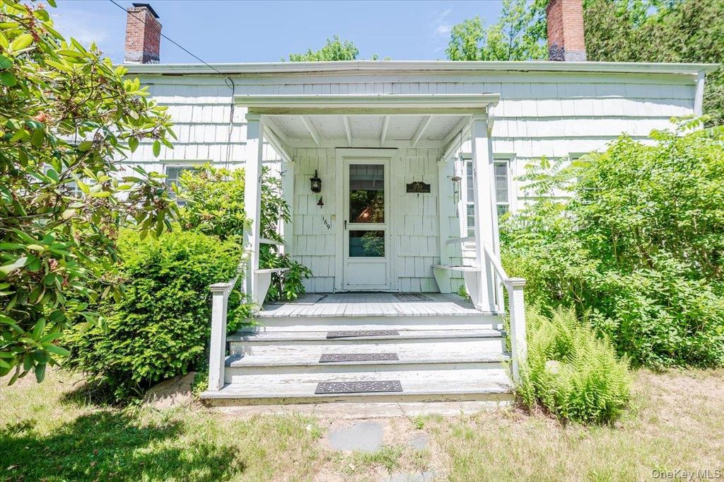 169 W Rogues Path, Huntington, NY 11743