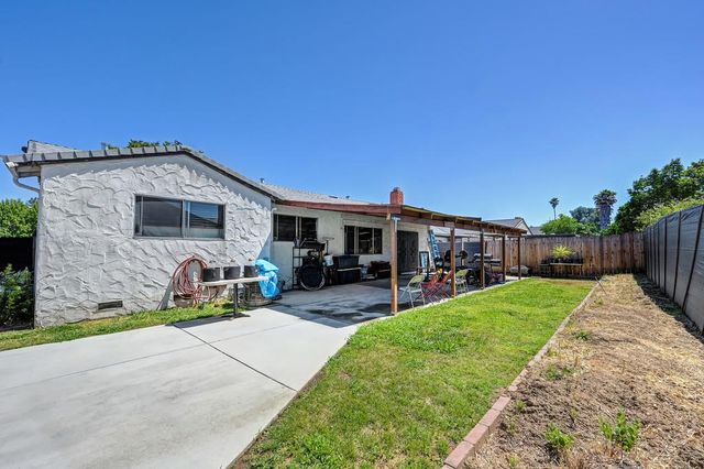 2 Tillman Cir, Sacramento, CA 95823