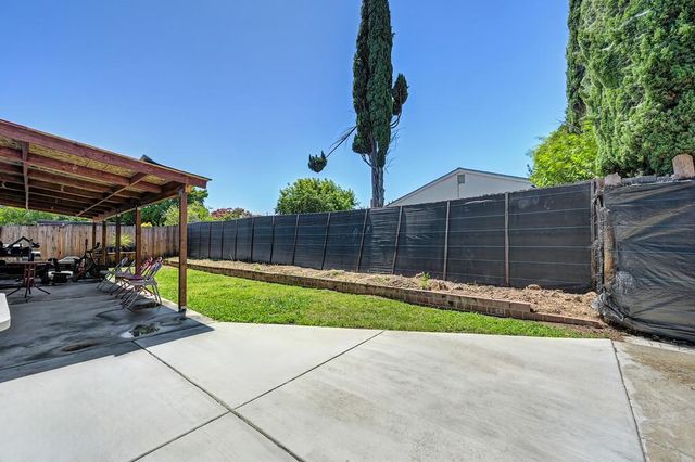 2 Tillman Cir, Sacramento, CA 95823