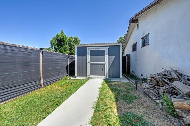 2 Tillman Cir, Sacramento, CA 95823