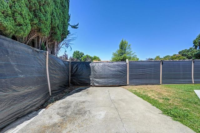 2 Tillman Cir, Sacramento, CA 95823