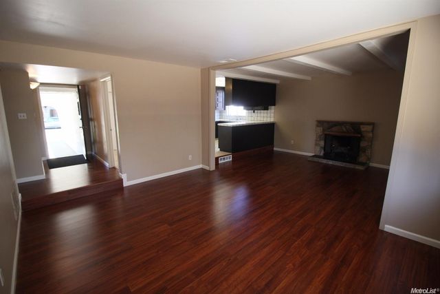 2 Tillman Cir, Sacramento, CA 95823
